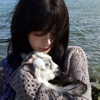 独家爆料：当红小花隐婚生子传闻，公司火速否认，深夜